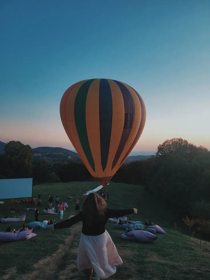 Familie im Heissluftballon über dem Schweizer Plateau