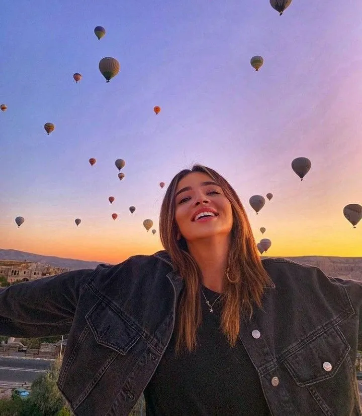 Bunte Ballons über grüner Landschaft
